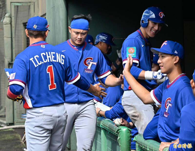 蔣少宏（中）跑回一分。（特派記者陳志曲攝）