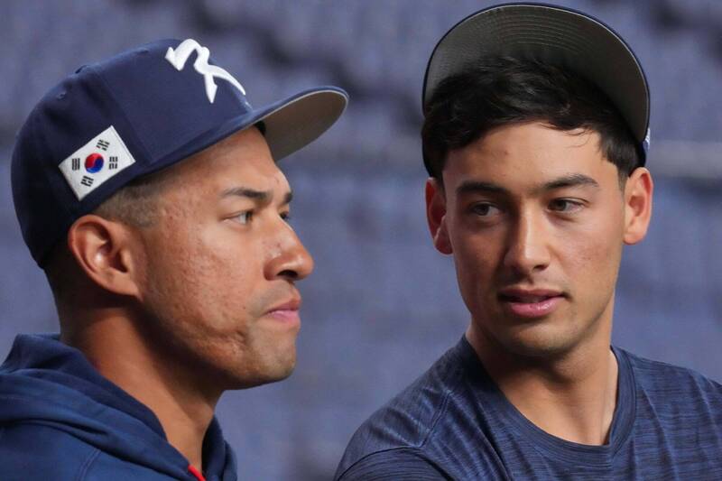 南韓隊混血好手瓊斯（左）與惠特科姆（右）。（資料照）