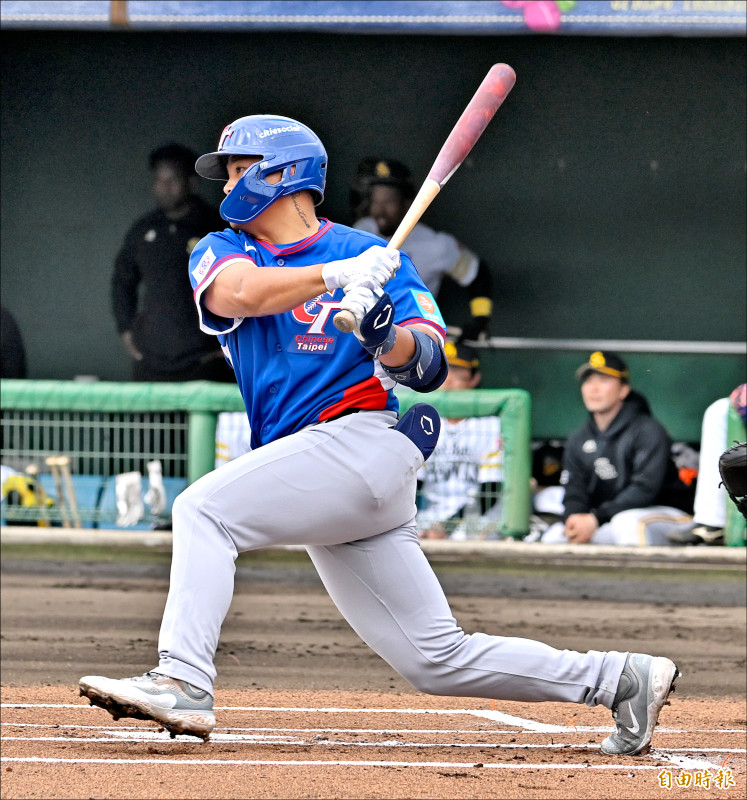 台灣隊李灝宇「空降」2棒守二壘。（特派記者陳志曲攝）