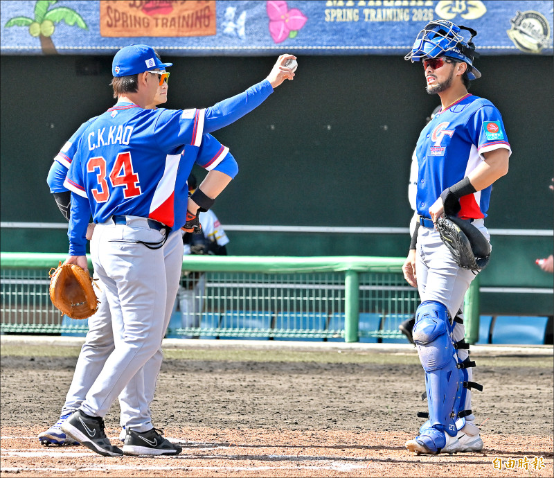 台灣隊捕手教練高志綱（左）賽後找林家正（右）特訓。（特派記者陳志曲攝）