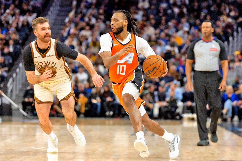 葛蘭德（中）轉隊到快艇首役貢獻12分，教頭看好他很快就能回到先發。（路透）