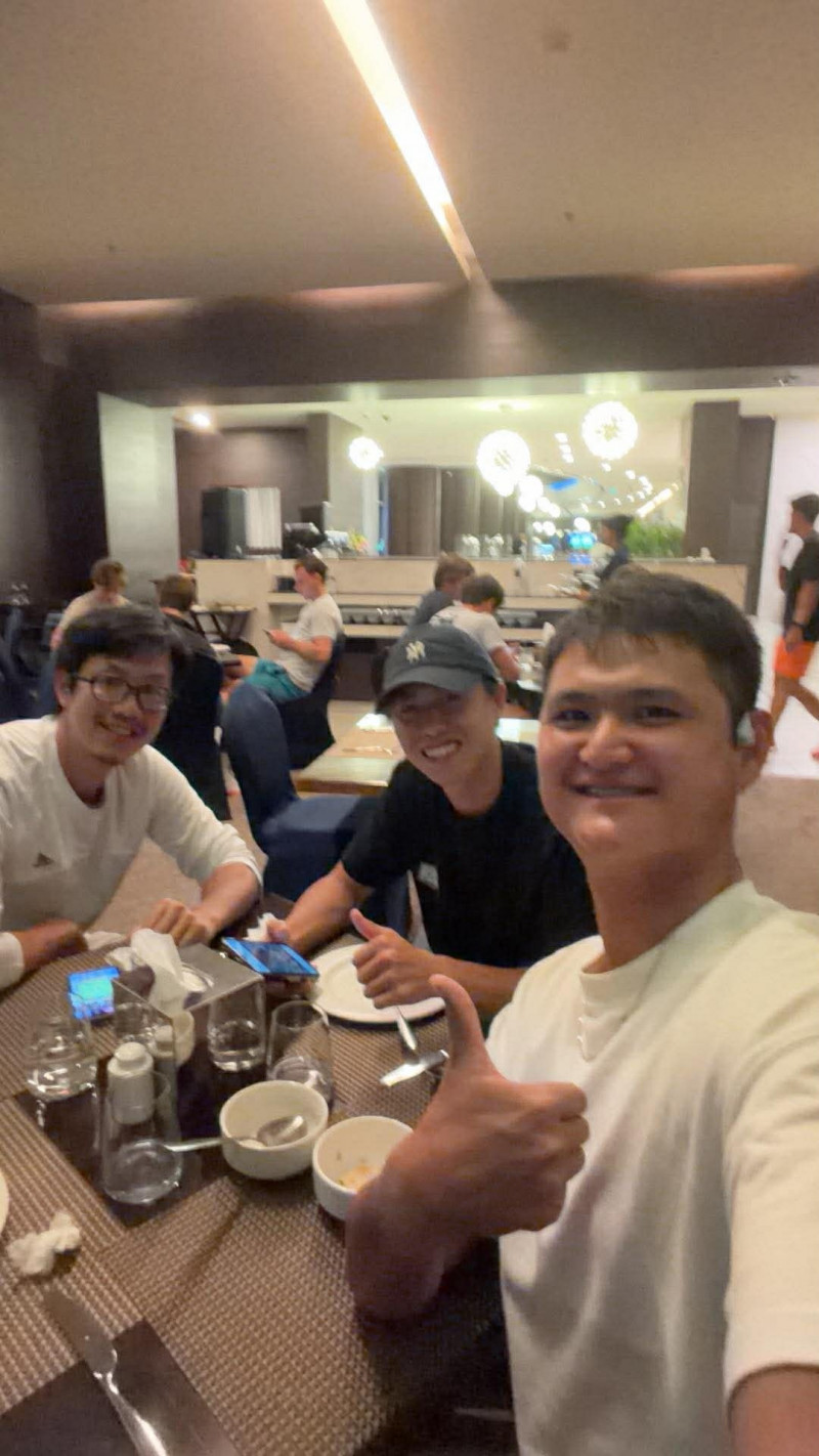 吳東霖（右）、黃琮豪（中）在中東職業賽報平安。（吳東霖提供）