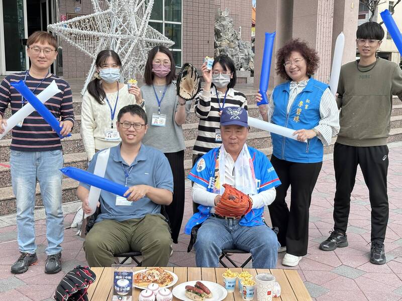 彰化縣和美鎮邀請民眾到鎮公所觀賞經典賽轉播。（和美鎮公所提供）