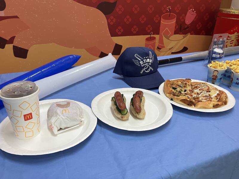 彰化縣和美鎮轉播經典賽，也會提供限量的應援美食。（和美鎮公所提供）