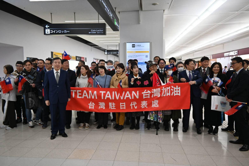駐日代表李逸洋（前）3日晚間與台僑前往羽田機場迎接台灣隊球員。（取自李逸洋臉書）