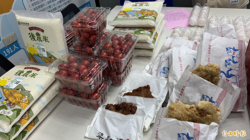 雞排、豬排、雞蛋、小番茄、後農米各2000份準備為世界棒球經典賽台灣隊應援。（記者楊金城攝）