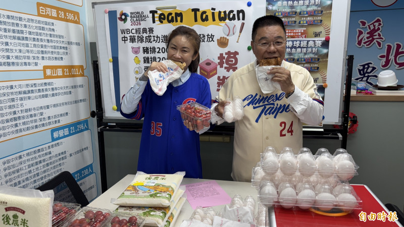 台南市議員蔡育輝（右）、曾文區議員參選人尤淨寬（左）今天（4日）宣布只要WBC台灣隊進入複賽前進美國邁阿密，加碼發送雞排等5選1的2000份獎品，還有現金、禮券等抽獎。（記者楊金城攝）