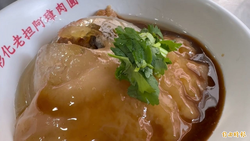 彰化縣府同步直播4場在日本開打世界棒球經典賽，直播現場準備在地美食應援，明天首場就是排隊美食、彰化肉圓，上菜囉！（記者張聰秋攝）