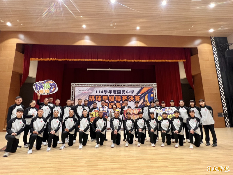 新園國中男、女排球隊雙雙晉級114學年度國中甲組排球聯賽決賽，4日接受屏東縣長周春米授旗勉勵。（記者羅欣貞攝）