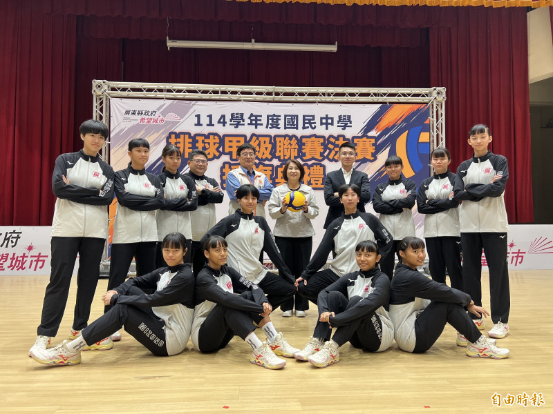 新園國中女生排球隊上學年（113學年）獲得國中排球甲級聯賽女生組第3名，本學年繼續闖進決賽，4日接受縣長周春米勉勵。（記者羅欣貞攝）