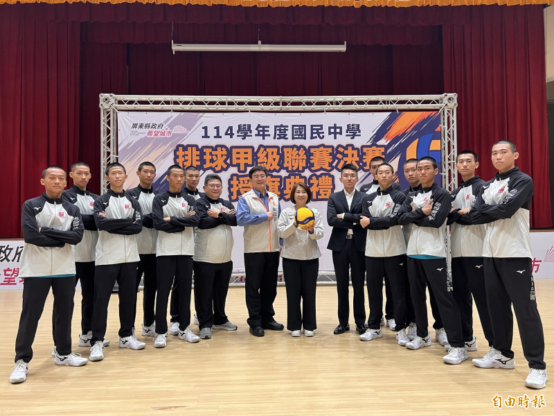 新園國中男生排球隊上學年（113學年）獲國中排球甲級聯賽男生組第5名，本學年再度闖進決賽，4日接受縣長周春米勉勵。（記者羅欣貞攝）
