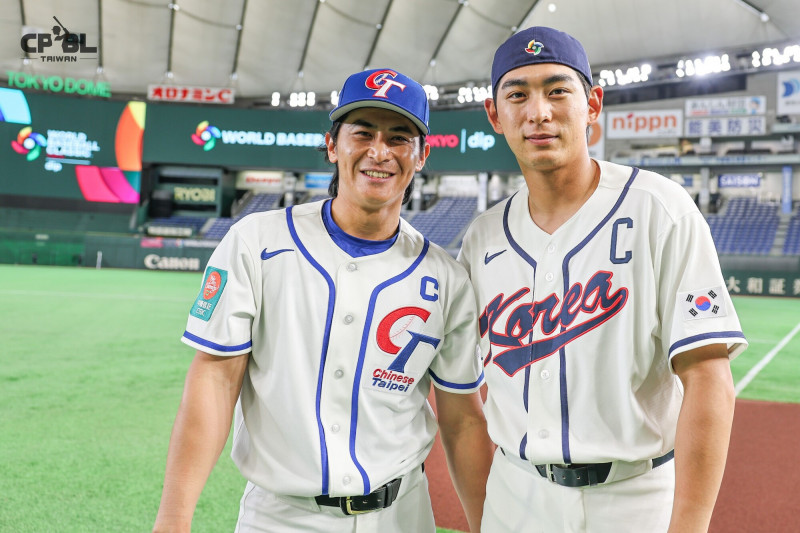 陳傑憲（左）與李政厚（右）開心合照。（中職聯盟提供）