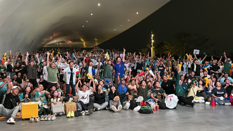 高雄衛武營將於5至8日駕設大螢幕轉播台灣隊的WBC每場賽事，6日晚上台日大戰，加碼在高雄國家體育場南面廣場同步轉播。（資料照，記者許麗娟攝）