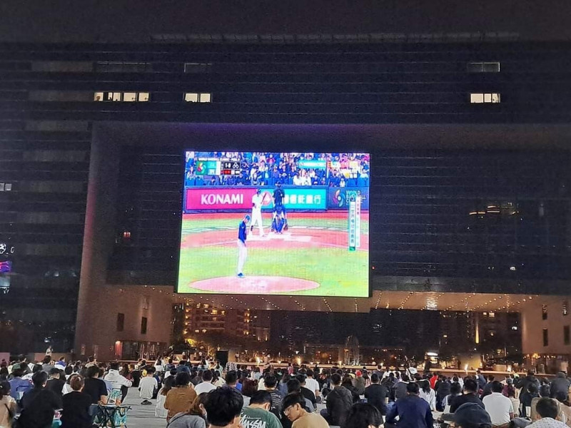 台中應援WBC府前廣場1300吋巨幕直播。（圖，市府提供）