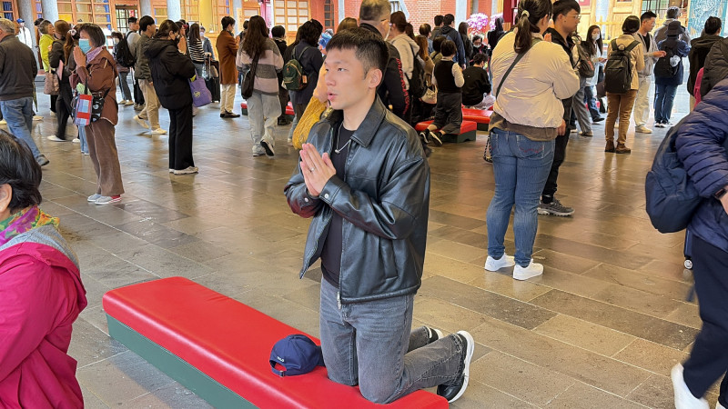 運動部長李洋赴行天宮拜拜。（運動部提供）