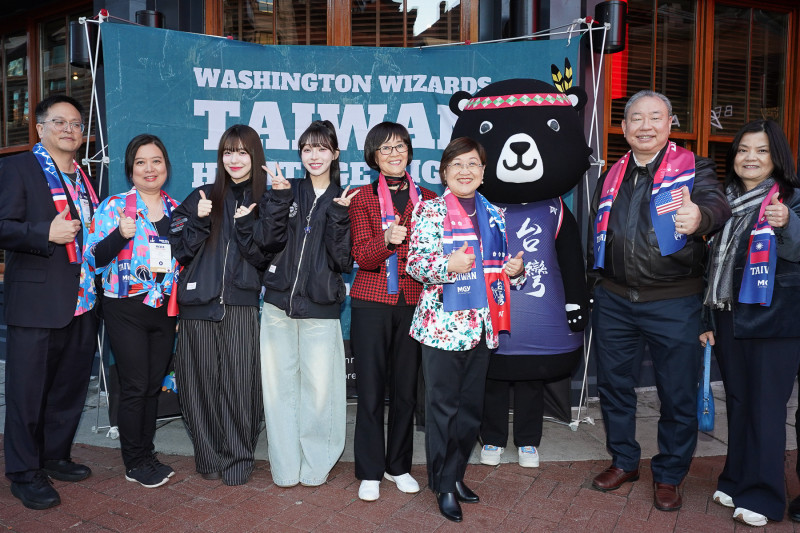 由右至左為駐美代表俞大㵢大使伉儷、僑委會徐佳青委員長、北美洲台灣商會聯合總會長白越珠、MGY台灣之夜負責人李中慧及華府台灣學校唐伯禹校長。（味全龍提供）