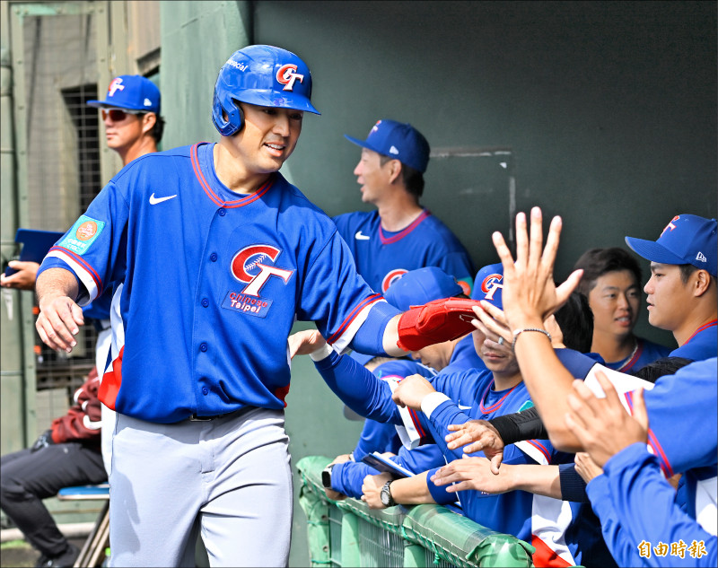 台灣隊林安可（左）昨扛5棒DH，4打數敲2安。（特派記者陳志曲攝）
