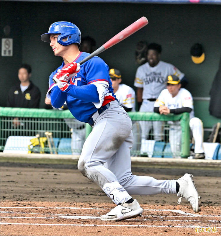 台灣隊費爾柴德昨公辦熱身賽首度穿上國家隊球衣亮相，4打席全數上壘。（特派記者陳志曲攝）