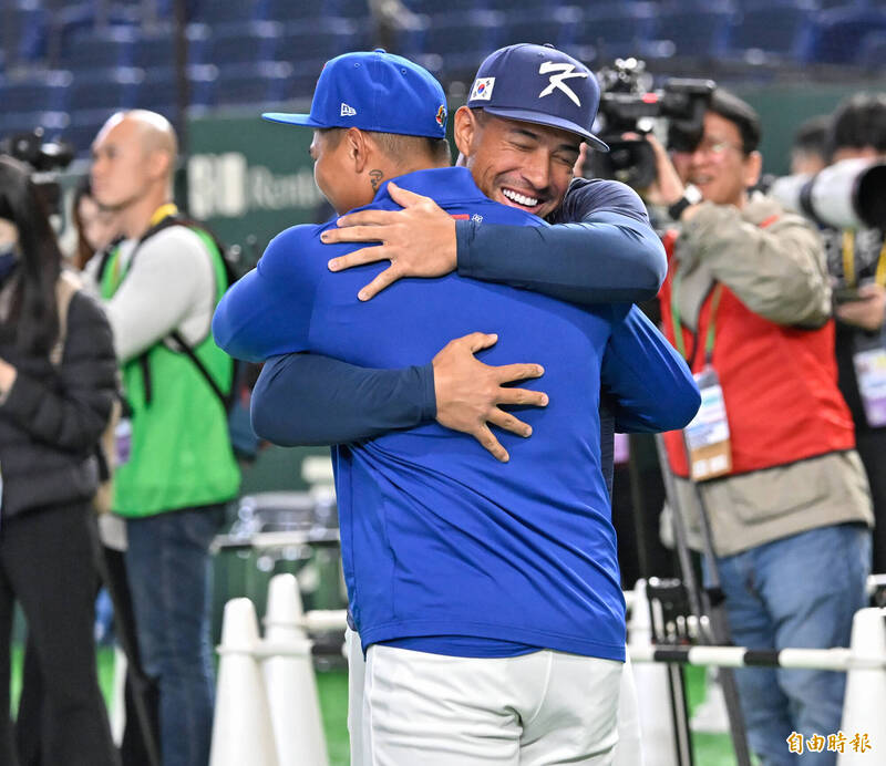 台灣隊李灝宇與隊友瓊斯（Jahmai Jones）互動。（記者羅志朋攝）