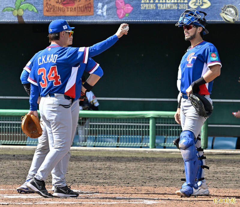 林家正（右）賽後加練守備。（資料照，特派記者陳志曲攝）