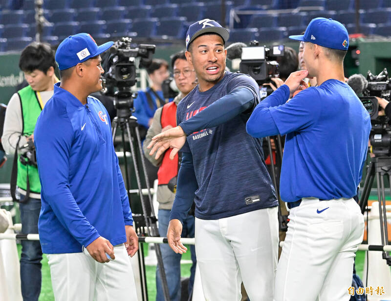 台灣隊李灝宇與隊友瓊斯（Jahmai Jones）互動。（記者羅志朋攝）