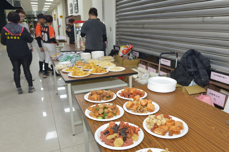 苗栗縣政府6日晚將舉辦台灣對決日本現場轉播應援，現場將準備點心、爆米花及限量加油棒，供現場民眾取用。圖為去年舉辦轉播應援時現場也提供點心。（資料照、苗栗縣政府提供）