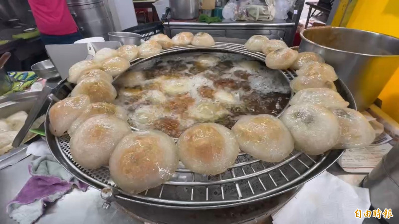 店家一早趕工製作肉圓，準備送往縣府直播現場提供民眾品嚐。（記者張聰秋攝）