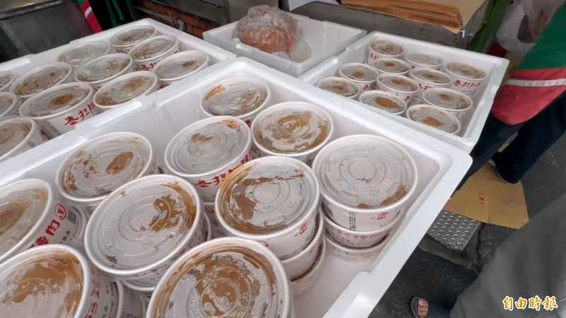 熱騰騰的肉圓裝盒準備出貨，送往彰化縣政府直播活動現場。（記者張聰秋攝）