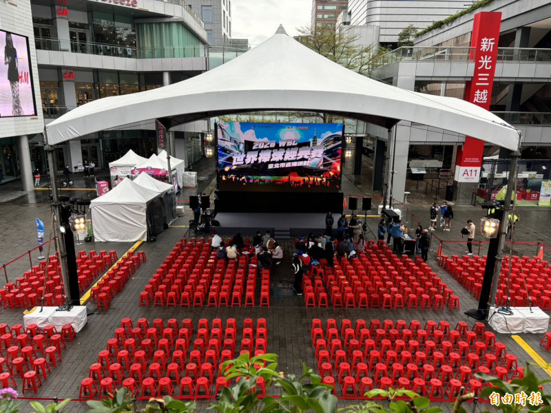 上午九點左右，直播派對現場已湧入人潮。（記者甘孟霖攝）