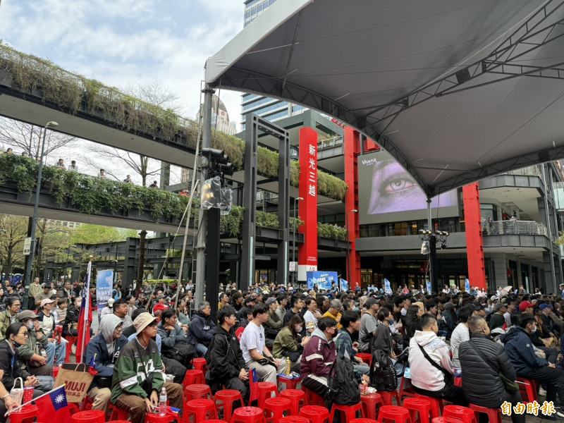 北市府在信義區香堤大道廣場舉辦WBC直播派對，湧入數百人應援。（記者甘孟霖攝）
