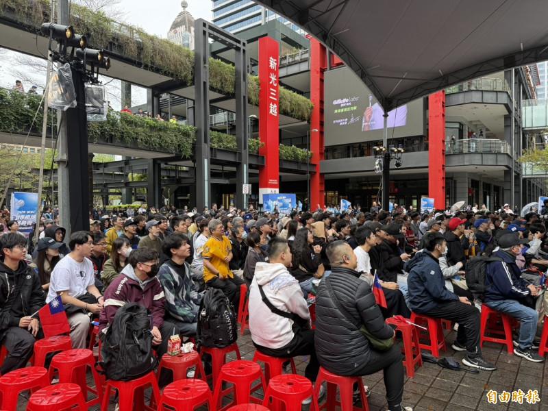 北市府在信義區香堤大道廣場舉辦WBC直播派對，湧入數百人應援。（記者甘孟霖攝）