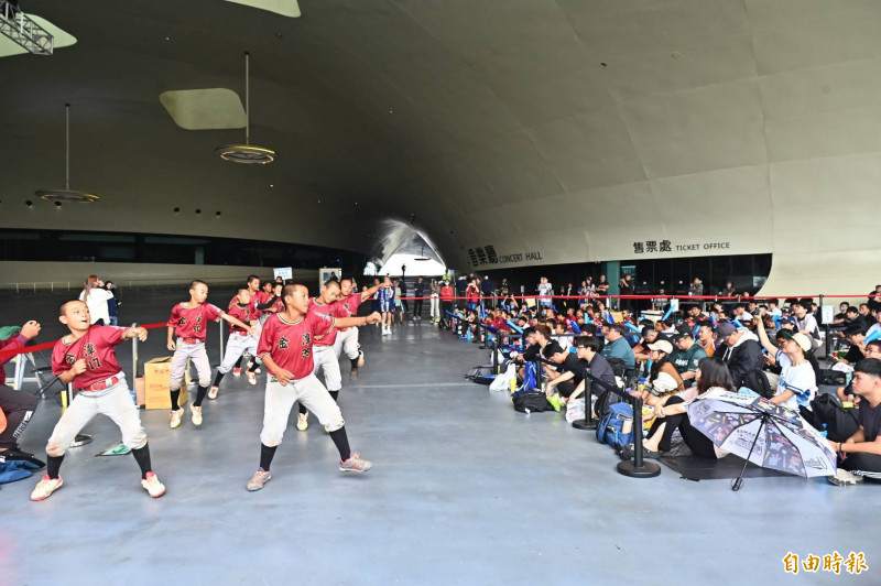 高雄市金潭國小球員大跳戰舞為台灣隊加油！（記者李惠洲攝）