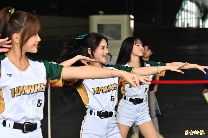 台鋼啦啦隊為在高雄直播現場為台灣隊應援。（記者李惠洲攝）