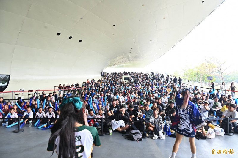 高雄衛武營現場湧入爆場的熱血球迷看WBC台灣對戰澳洲的直播賽事。（記者李惠洲攝）