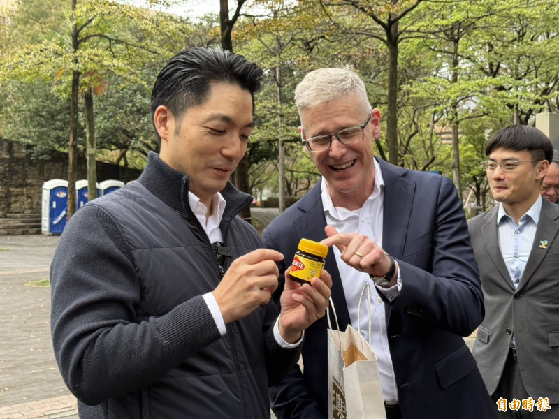 蔣萬安（左）與馮國斌（中）。（記者甘孟霖攝）