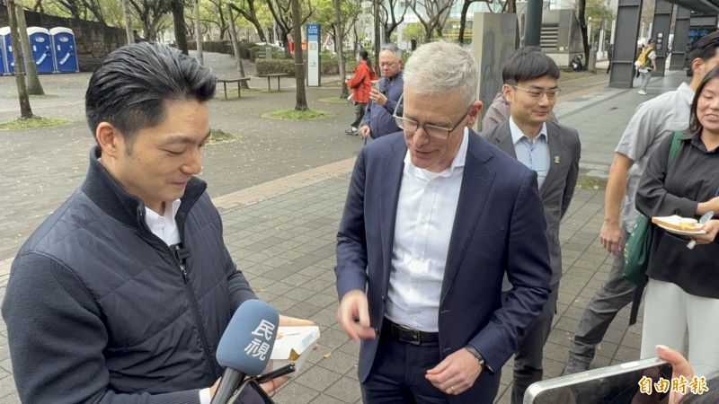 蔣萬安準備臭豆腐送給馮國斌。（記者甘孟霖攝）