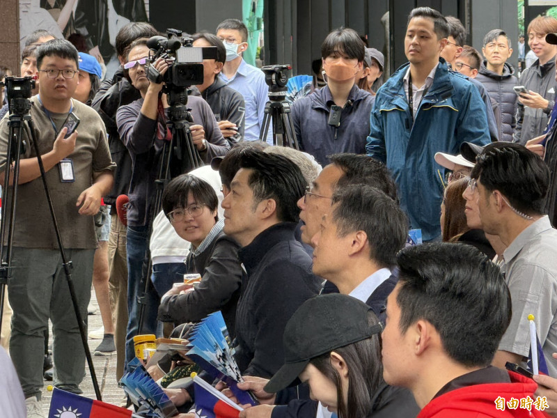 蔣萬安現場看直播派對。（記者甘孟霖攝）