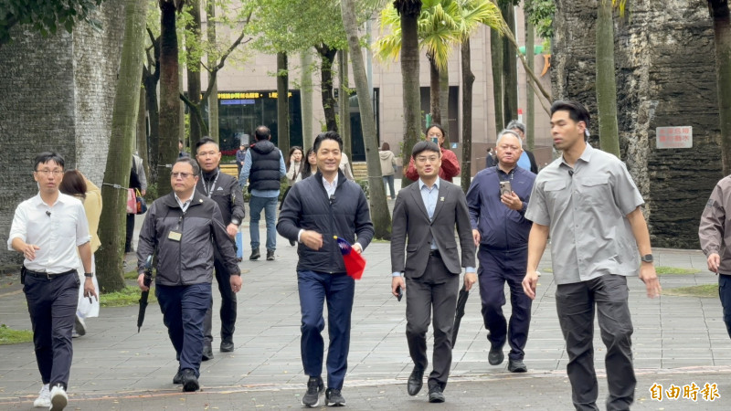 蔣萬安手持國旗幫台灣隊加油。（記者甘孟霖攝）