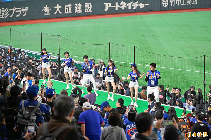 台灣啦啦隊「CT Amaze」在賽前上演精彩又熱情舞蹈的舞蹈。（記者陳志曲攝）