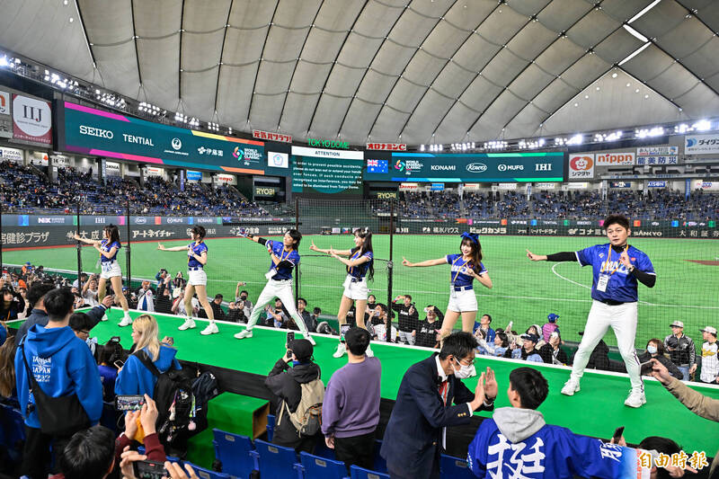 台灣應援團帶動應援。（記者陳志曲攝）