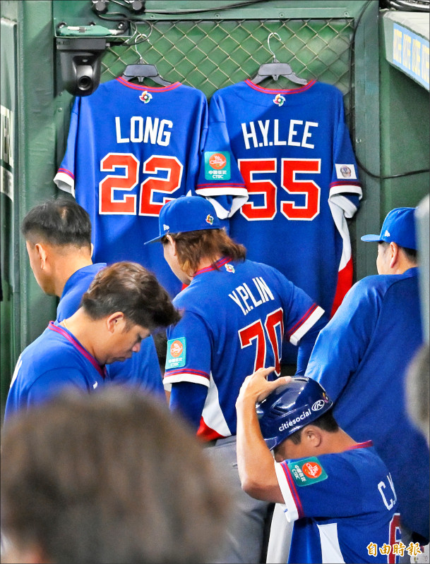 龍與李灝宇的球衣掛在台灣隊休息室。（特派記者陳志曲攝）