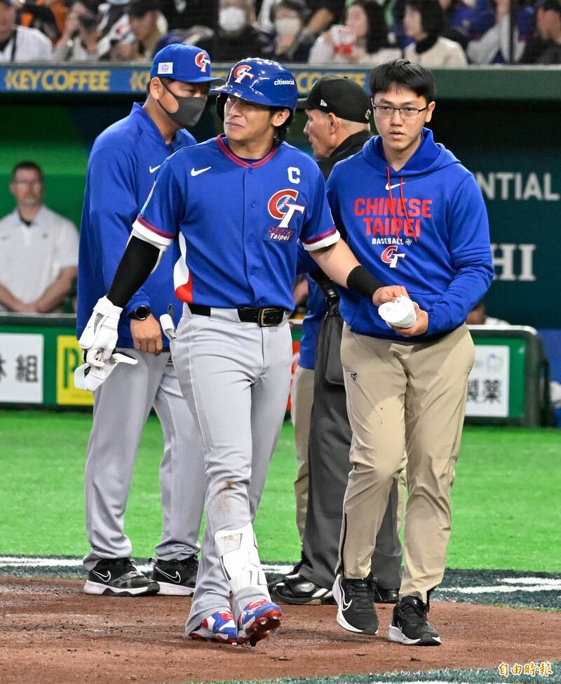 陳傑憲遭觸身球擊中，隨即退場。（資料照，特派記者陳志曲攝）