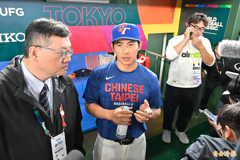台灣隊陳傑憲談手指傷勢。（特派記者陳志曲攝）