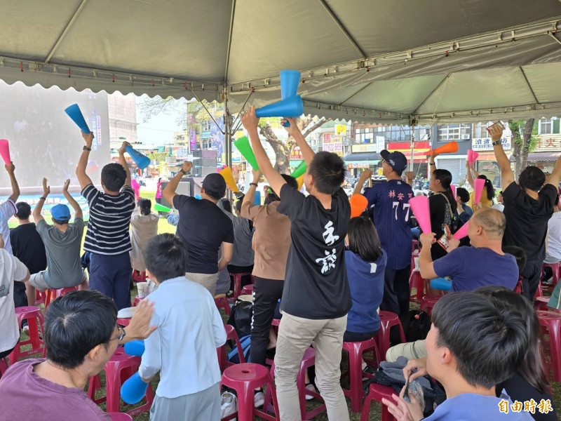 2026經典賽屏東民眾全力為台灣隊加油。（記者葉永騫攝）