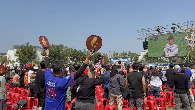 WBC世界棒球經典賽轉播，民眾齊聚永華市政中心西側廣場應援。（台南市府提供）