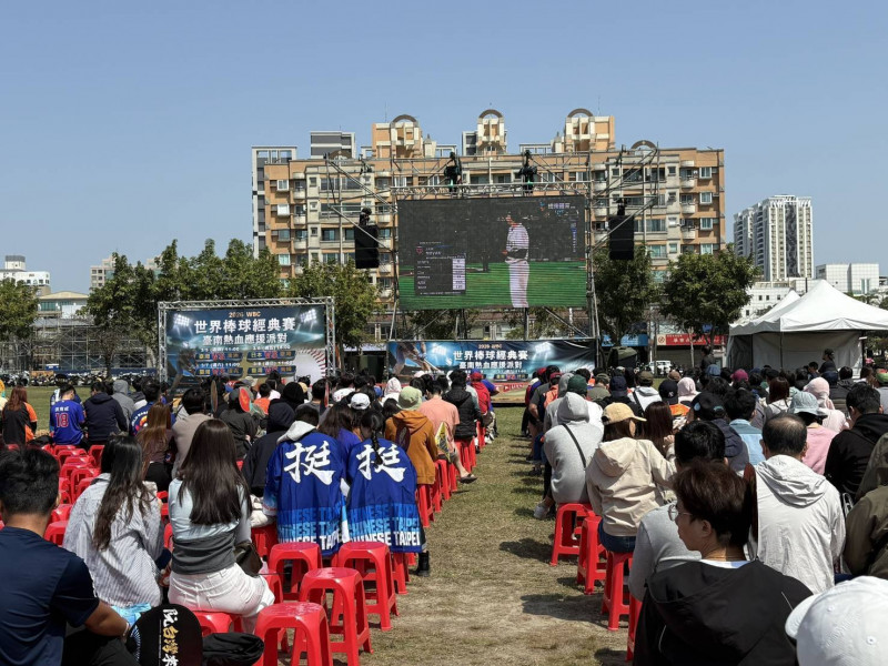 台南戶外轉播WBC在永華市政中心廣場，球迷熱情應援。（台南市府提供）
