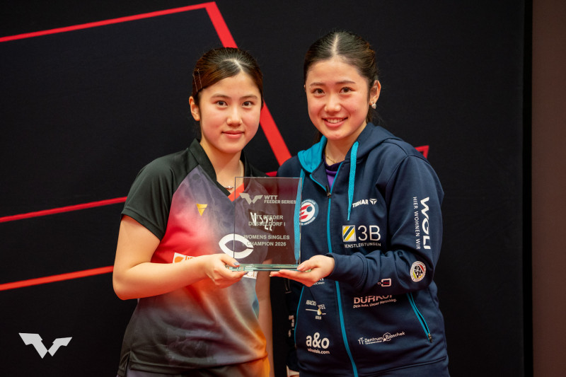 日本小將兼吉優花（左）和擔任場邊指導的姐姐兼吉美花，合捧冠軍獎盃。（取自WTT官網）