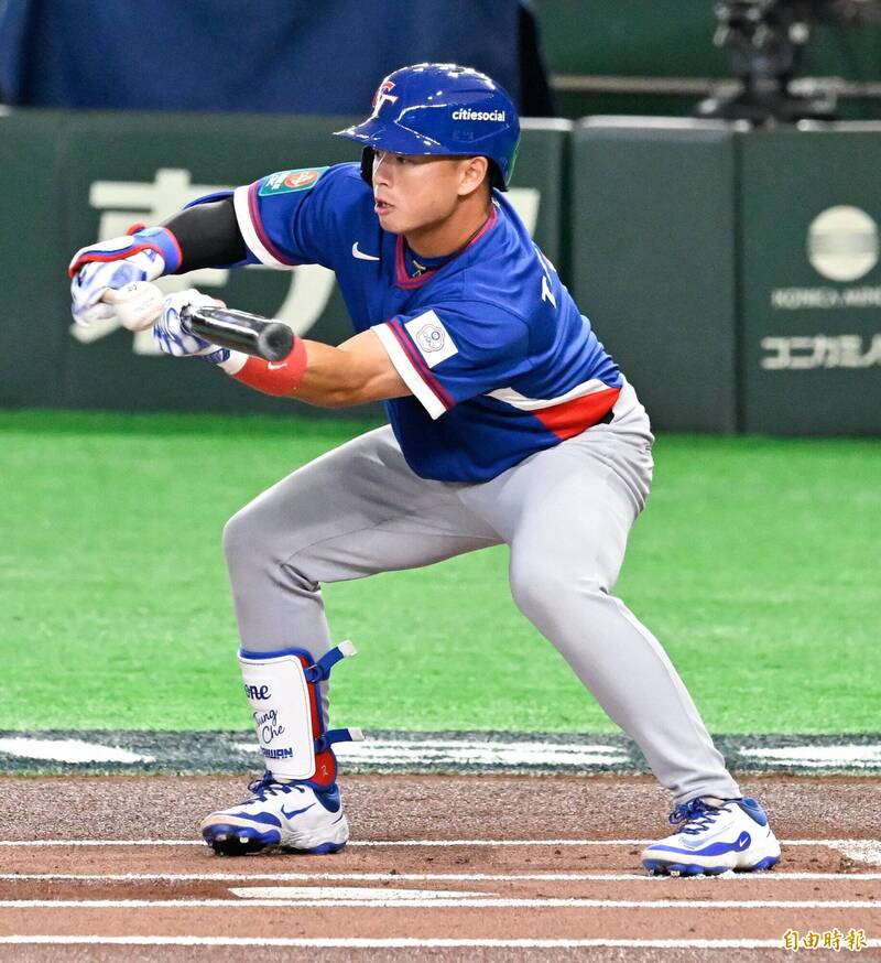 台灣隊鄭宗哲短打上壘。（特派記者陳志曲攝）