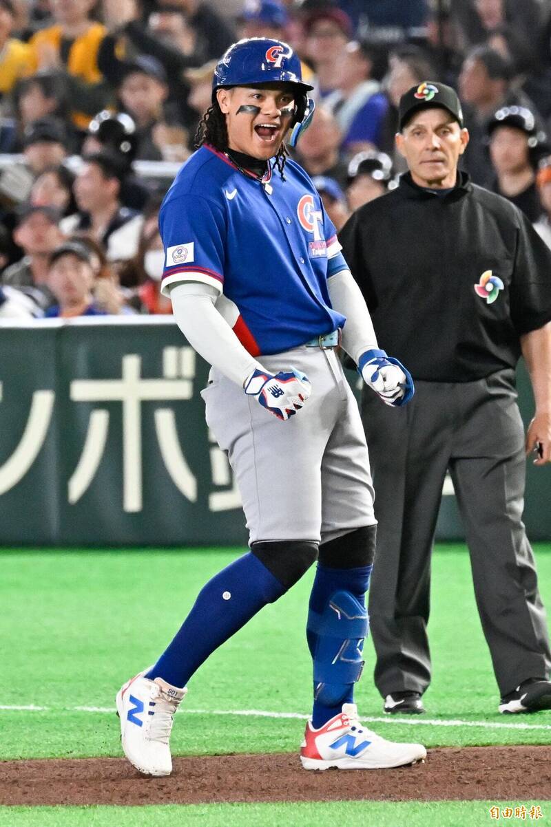 張育成敲出安打，帶有二分打點。（特派記者陳志曲攝）