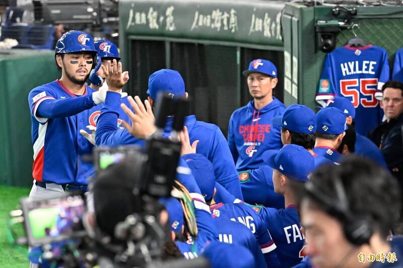 台灣隊林家正、張政禹回本壘得分。（特派記者陳志曲攝）